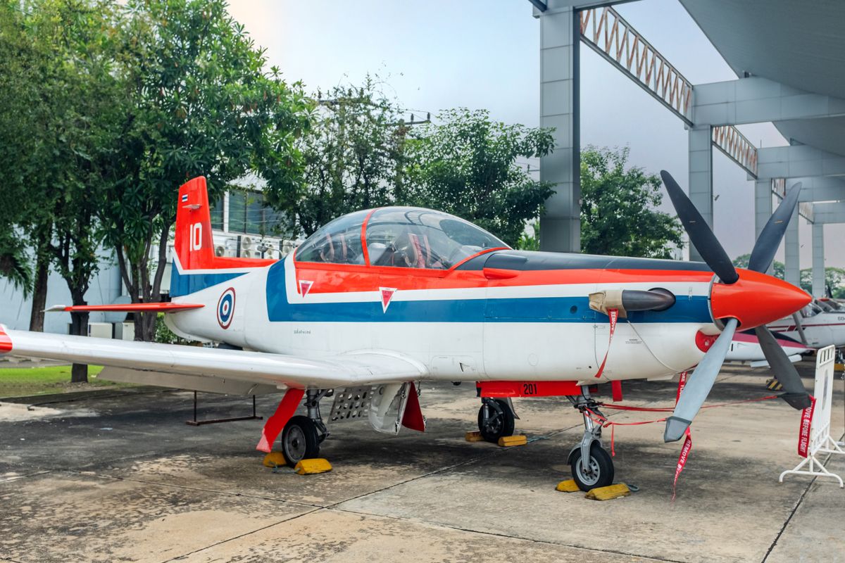 Gökyüzünde yükselen renkli piksel uçak, Aviatrix Üst Düzey Analiz için görsel