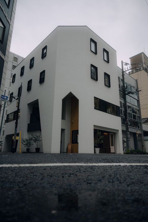 Free A modern minimalist building with geometric design in an urban setting, showcasing unique architectural style. Stock Photo