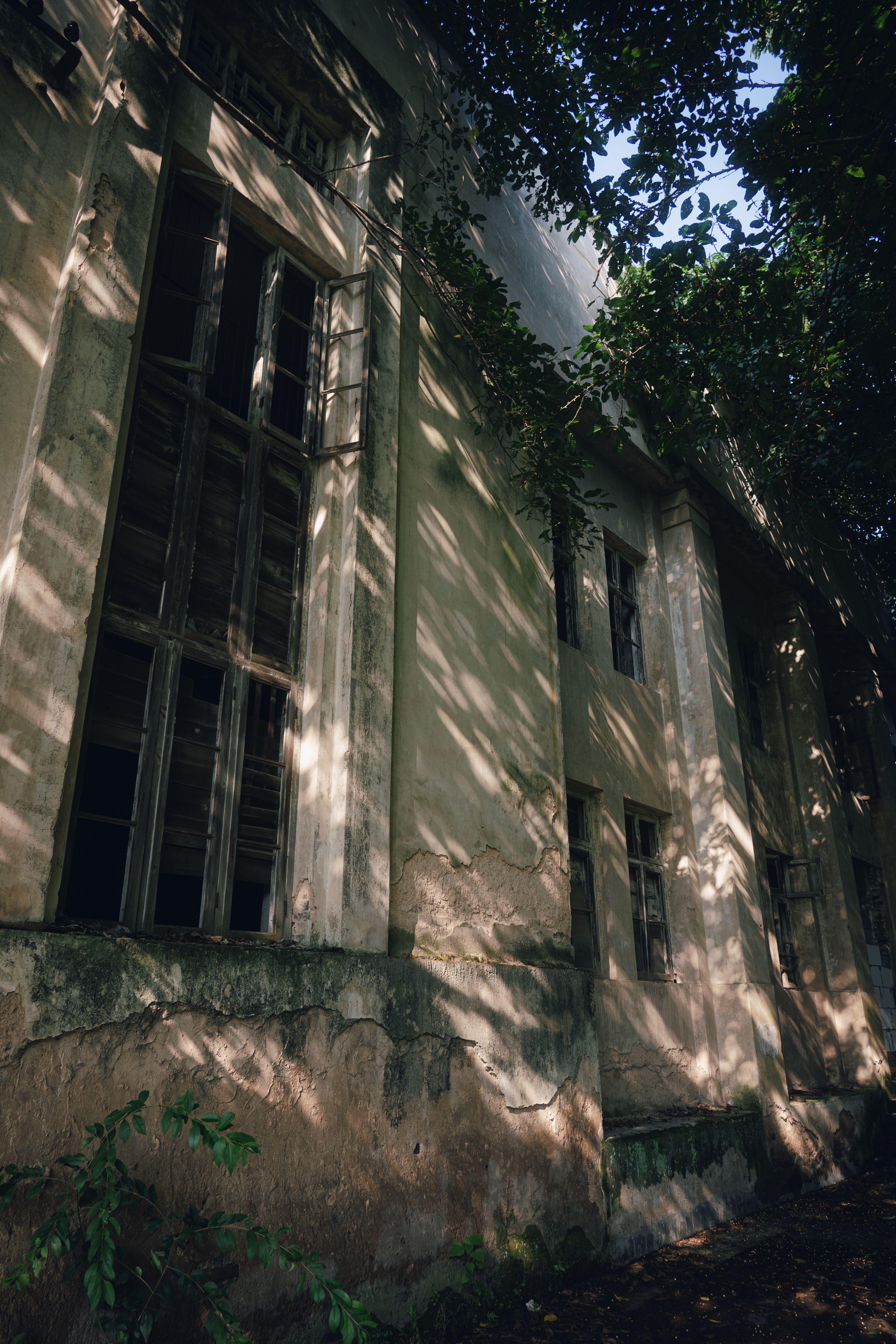 Shadowed facade of an abandoned building · Free Stock Photo