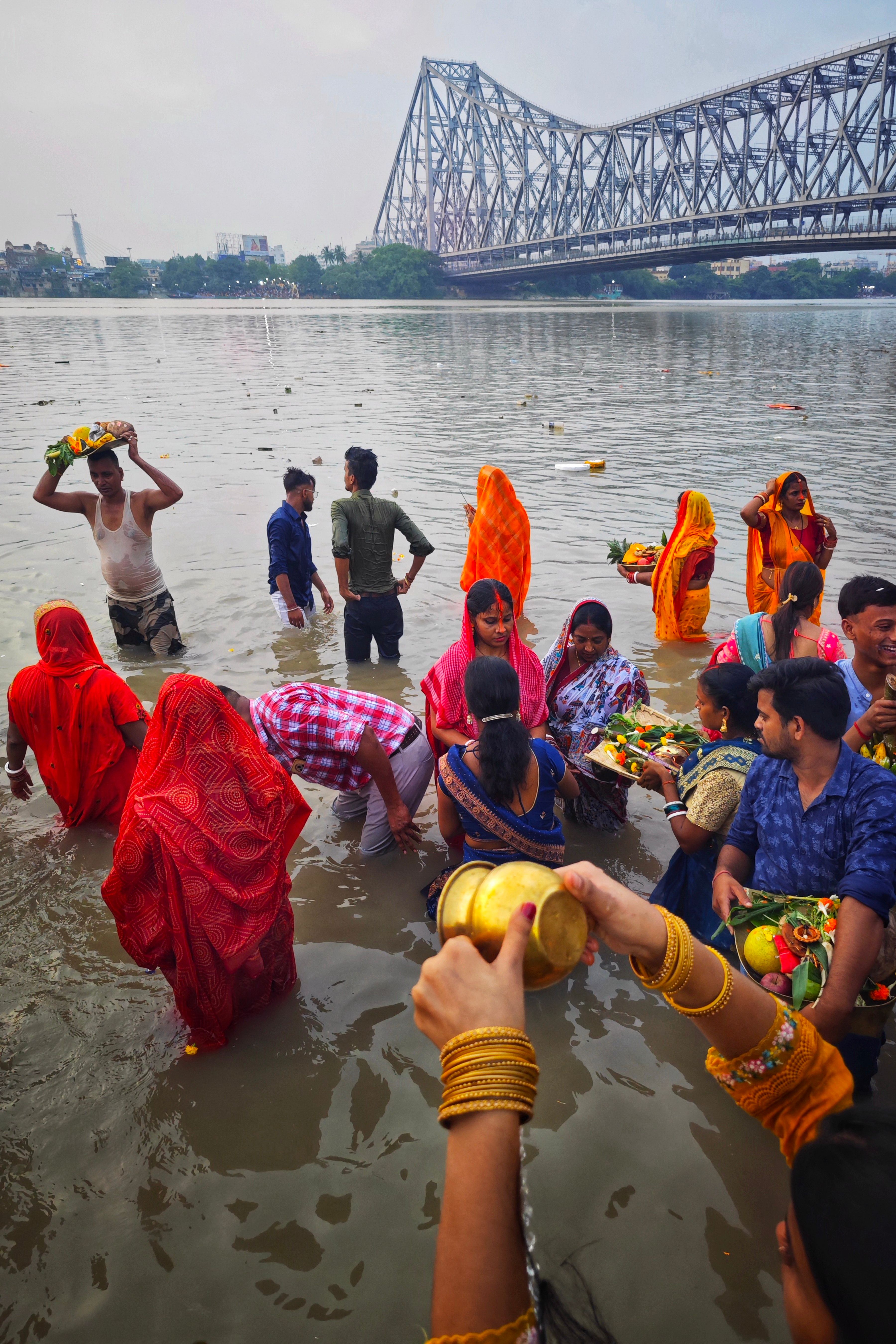 Cultural Ritual at the Hooghly River in Kolkata · Free Stock Photo