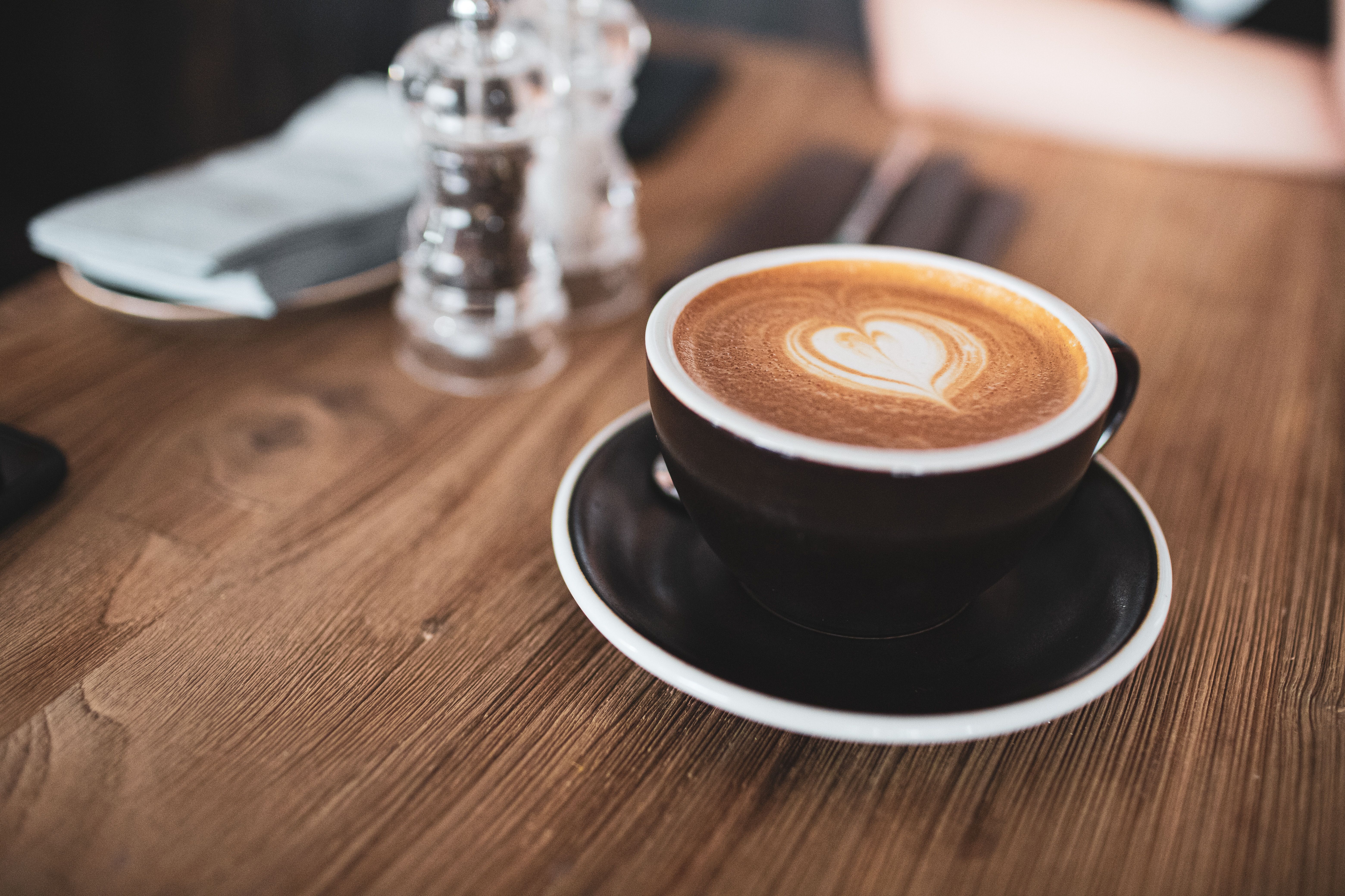 Tazza di cappuccino su piattino