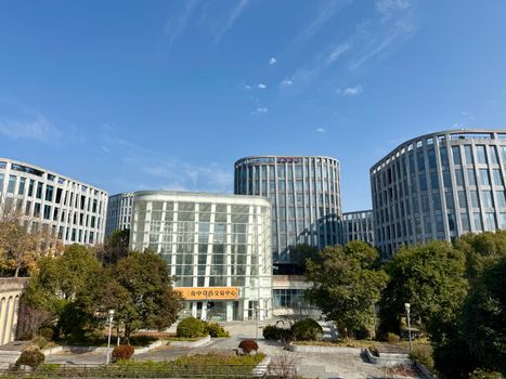 Hedendaagse kantoorgebouwen omgeven door weelderig groen in het zonnige Zhangjiang, Shanghai.