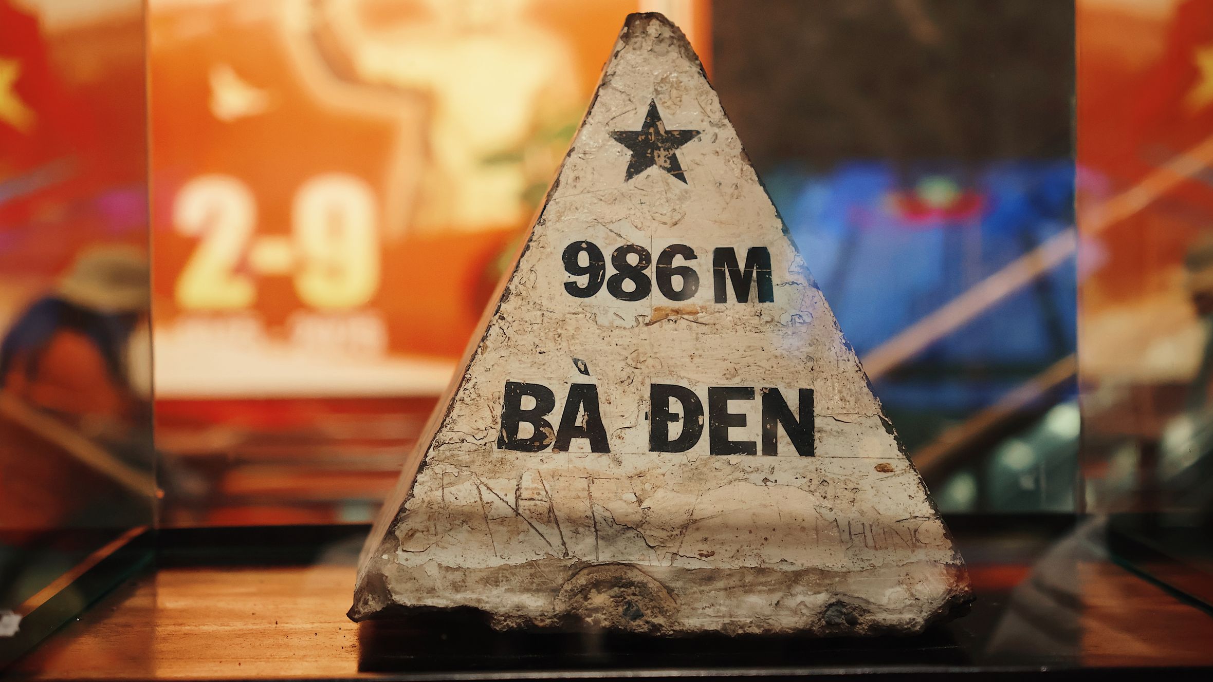 Close-up of Bà Đen Mountain summit marker at 986 meters in Tây Ninh, Vietnam.
