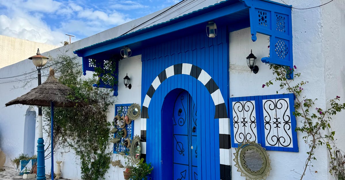 Charakterystyczne niebieskie drzwi w Sidi Bou Said - typowa tunezyjska architektura