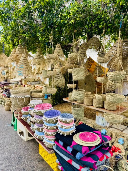 Free Vibrant outdoor market with various woven baskets, showcasing artisanal craftsmanship. Stock Photo