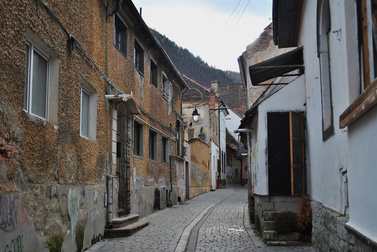 Șchei - ulicioară pietruită cu case vechi în Brașov