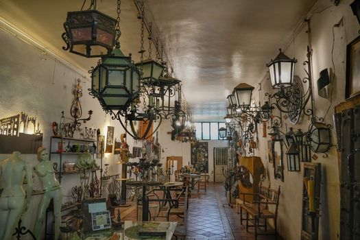 Charming antique lamp shop in Úbeda showcasing vintage lighting and decor.