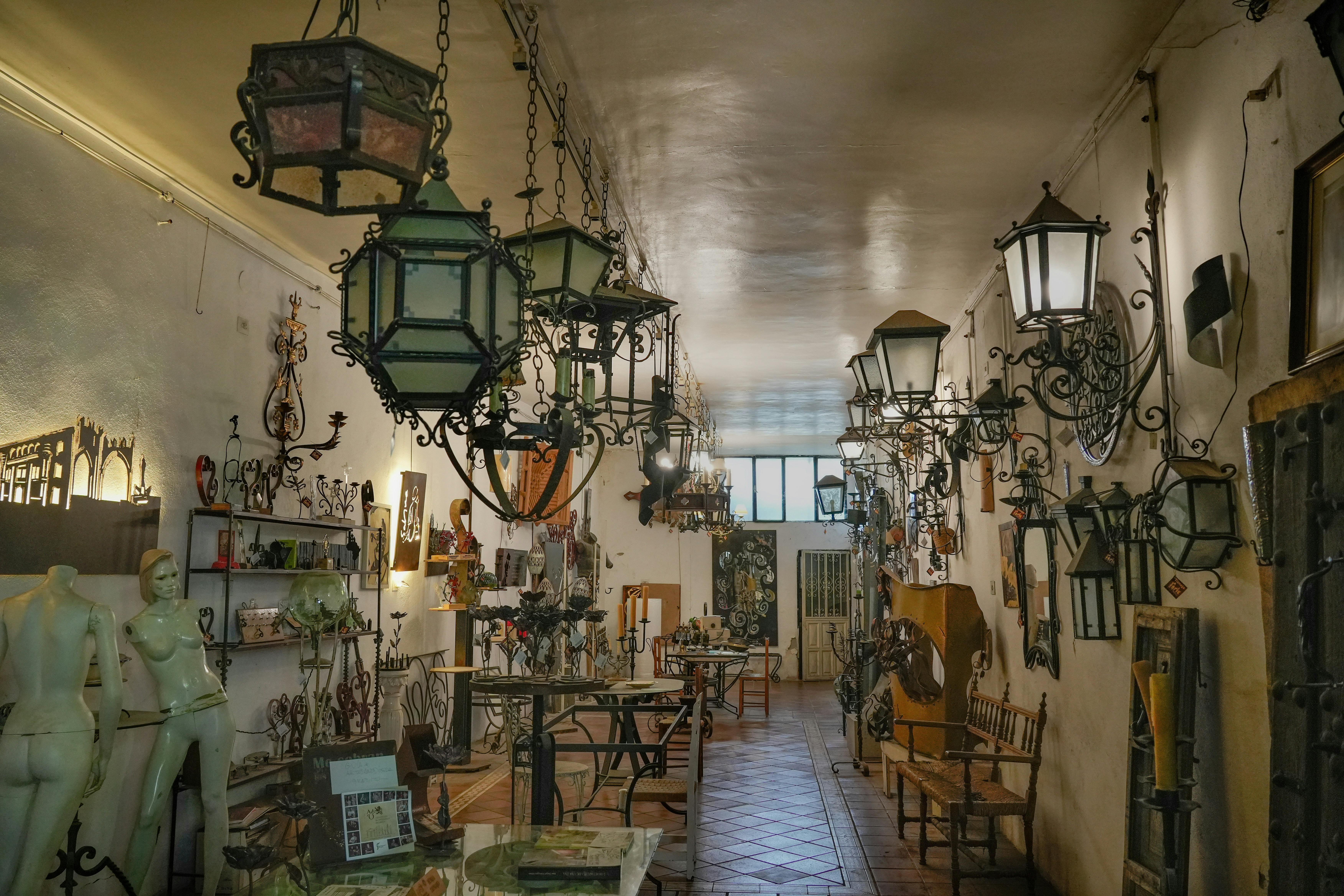 Gratuit Charmante boutique de lampes anciennes à Úbeda, présentant des luminaires et des objets de décoration vintage. Photos