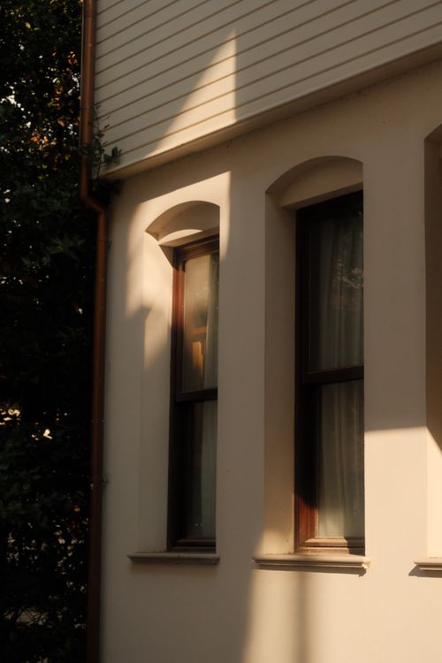 Free Sunlight casting warm shadows on a building's facade in Istanbul, Türkiye. Stock Photo