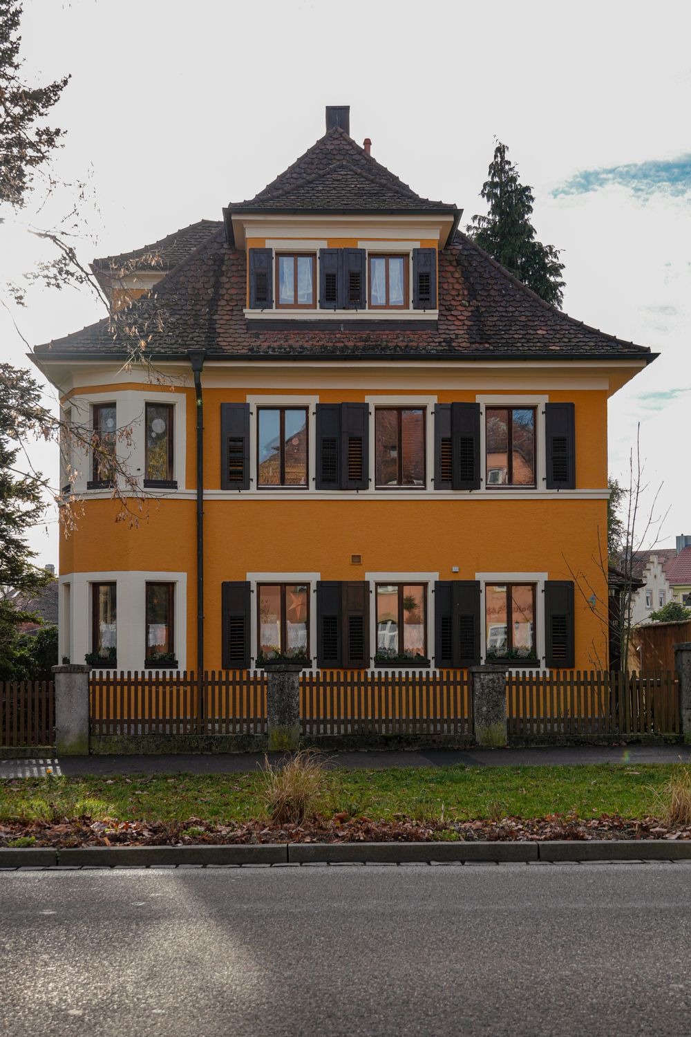 Charming Yellow House with Traditional Design · Free Stock Photo