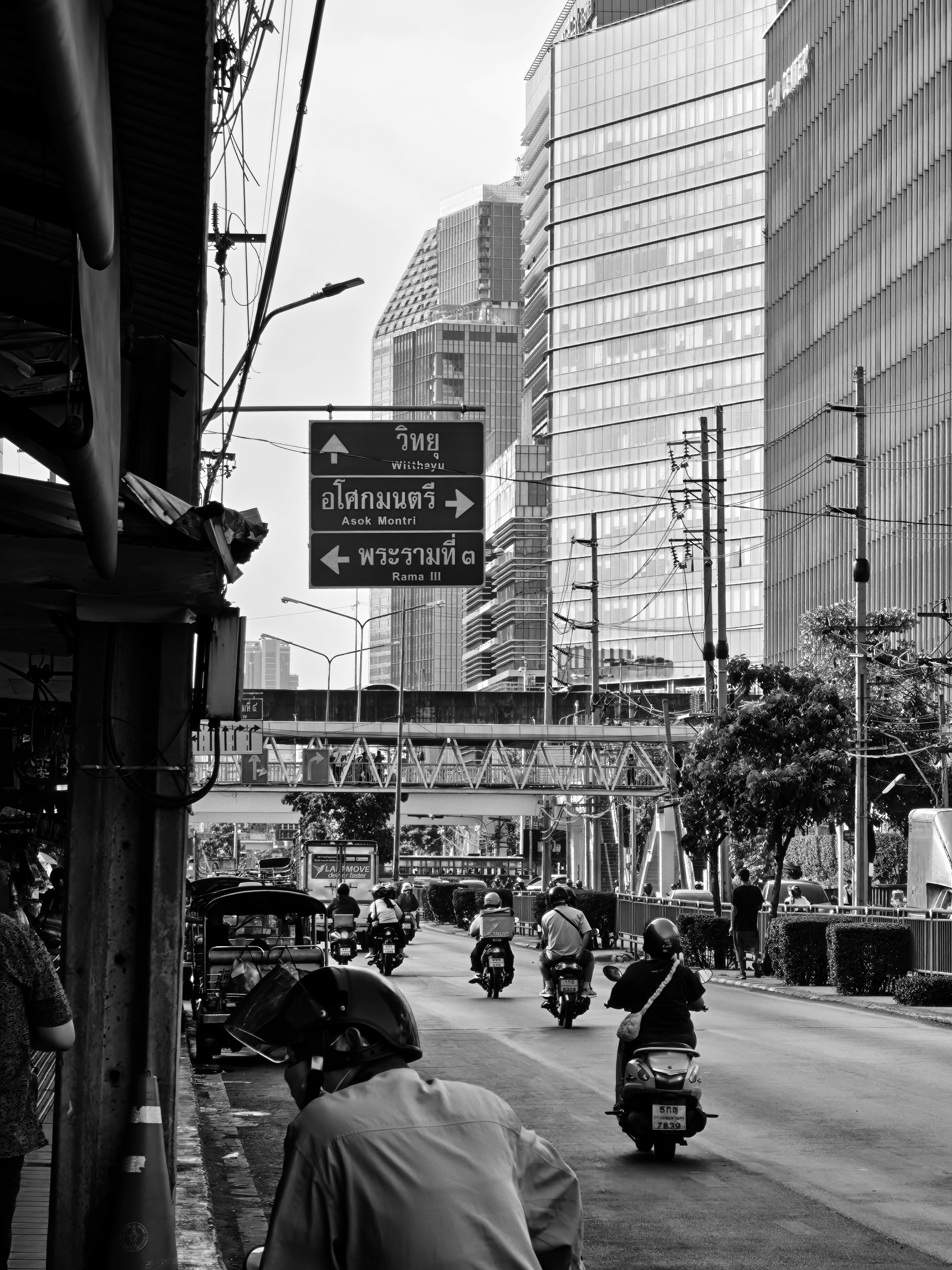 Chinatown Street Scene in Bangkok, Thailand · Free Stock Photo