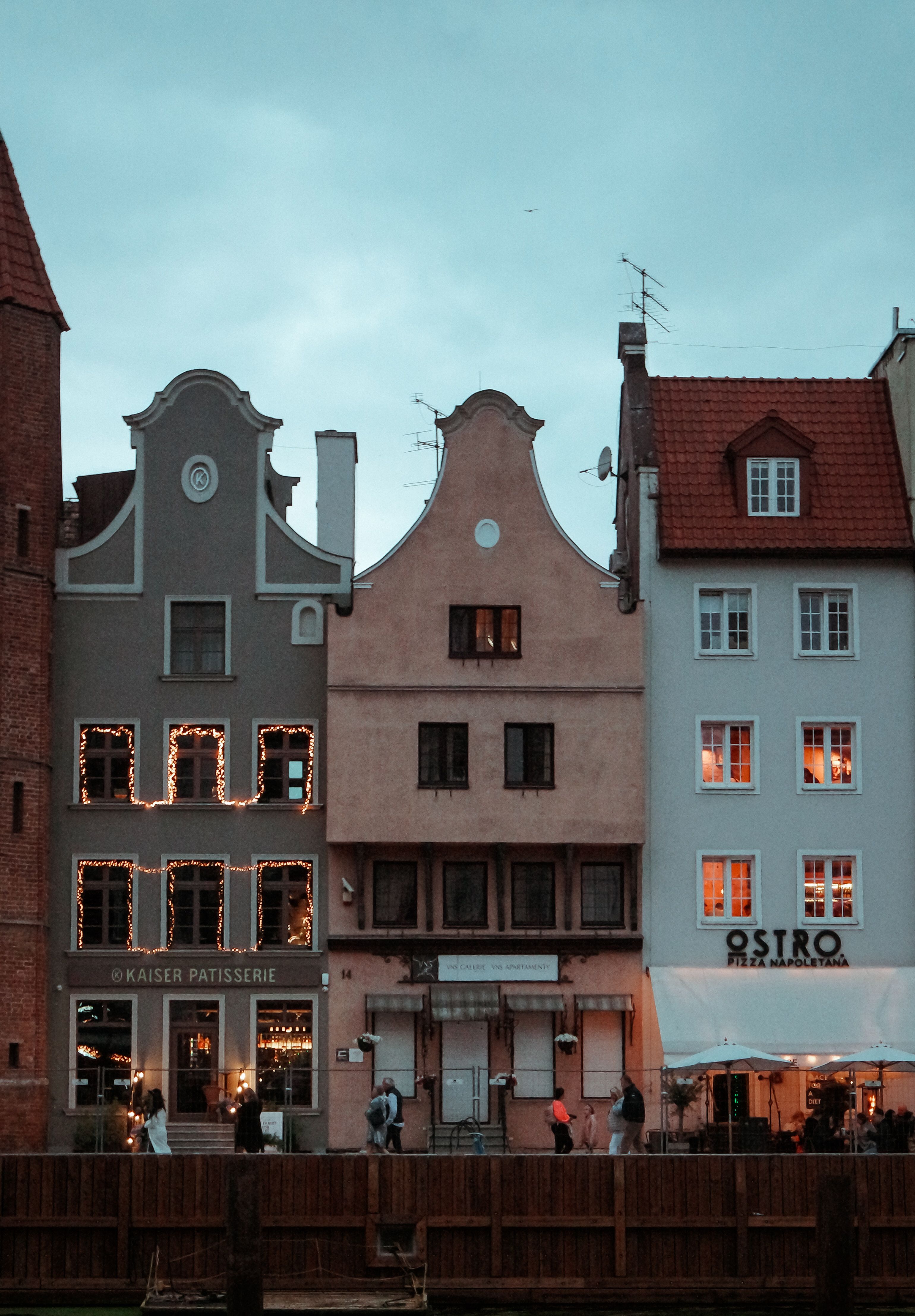 Charming Evening Street View in Gdańsk, Poland · Free Stock Photo