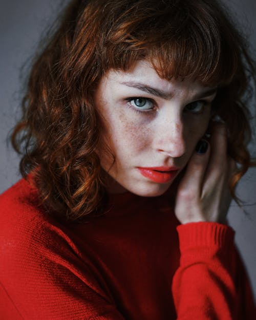 女人穿著紅色毛衣的特寫照片
