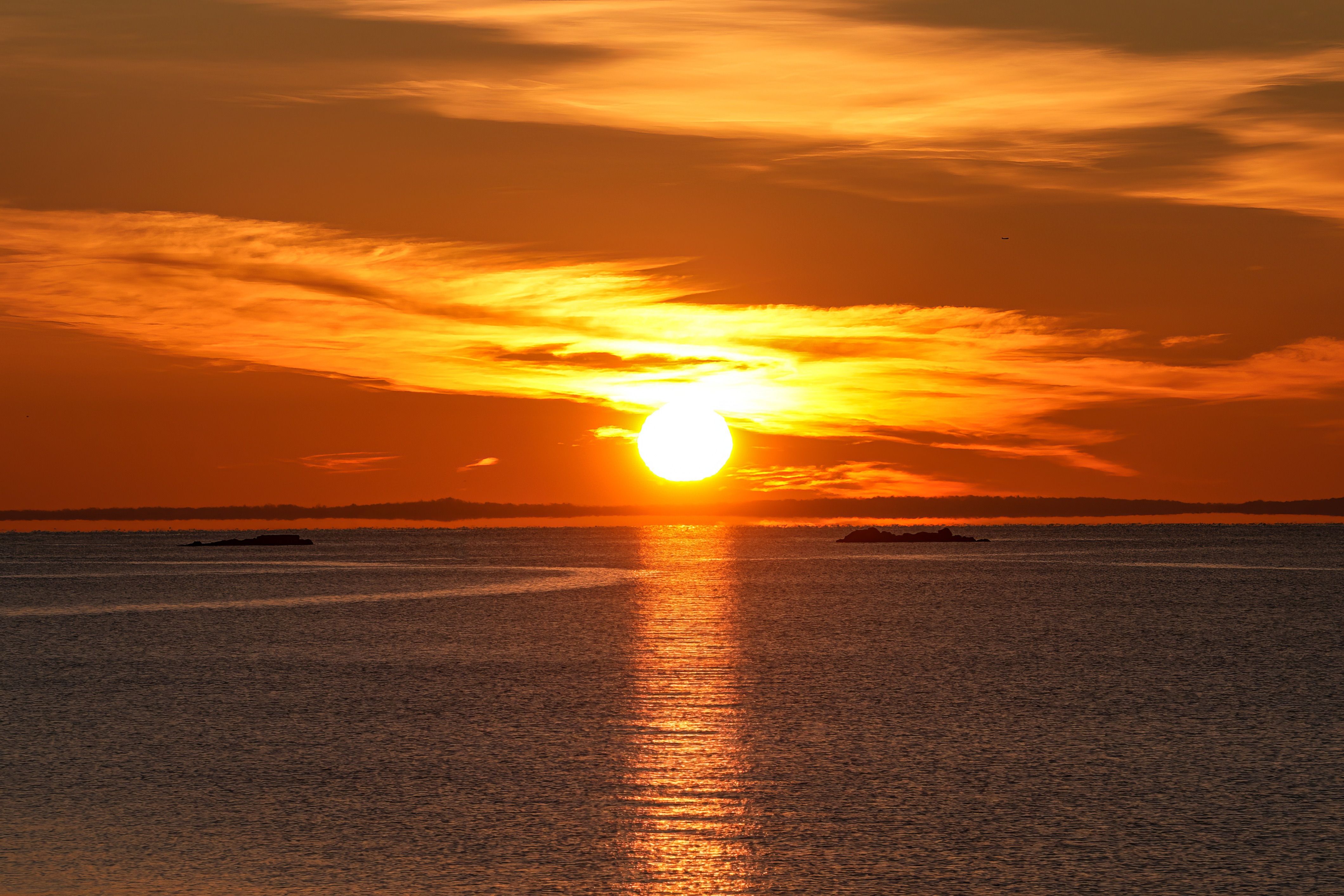 Stunning Ocean Sunset with Vibrant Colors · Free Stock Photo