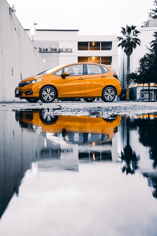 Foto Di Auto Gialla Durante Il Giorno