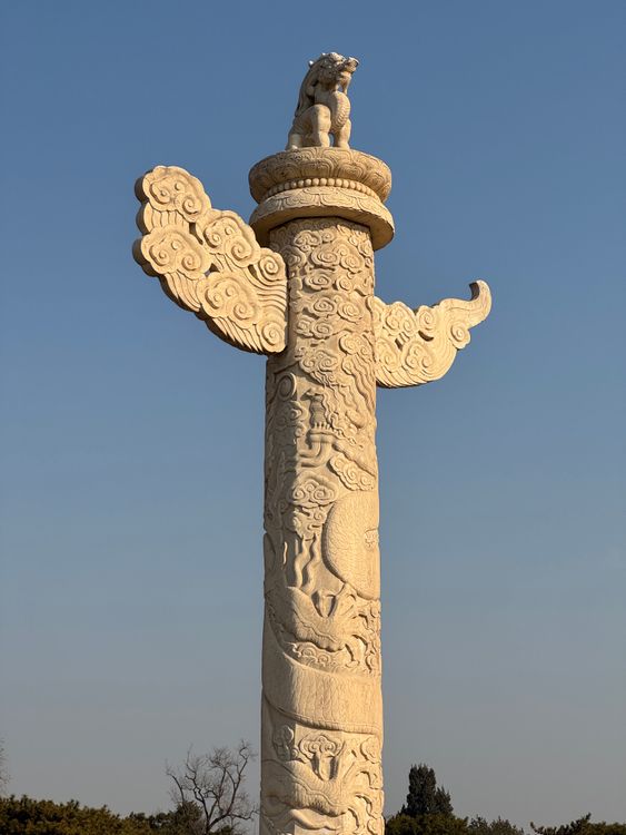 蓝天下的中国古代石柱 · 免费素材图片
