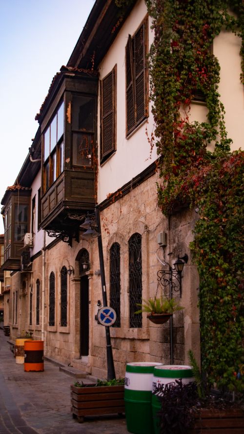 Free Picturesque alley in an ancient city with ivy-clad buildings and vintage charm. Stock Photo