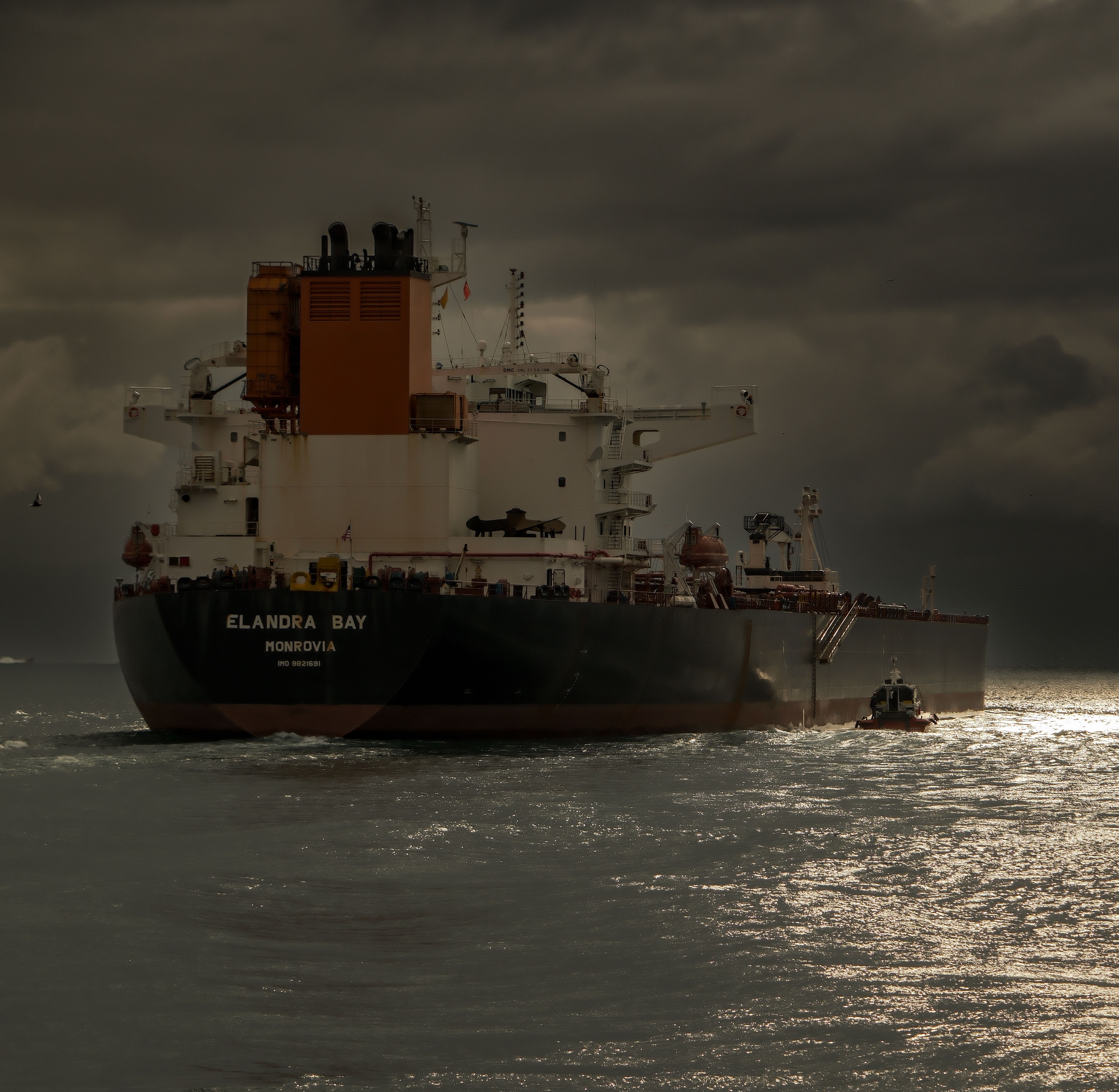 Buque Cisterna Elandra Bay En El Mar Bajo El Cielo Cambiante · Foto de ...
