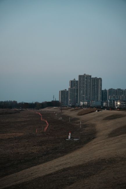 蓝天白云下的城市街道,阳光明媚,白云朵朵