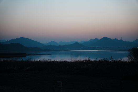 夕阳照射下色彩分外鲜明的丹霞地貌