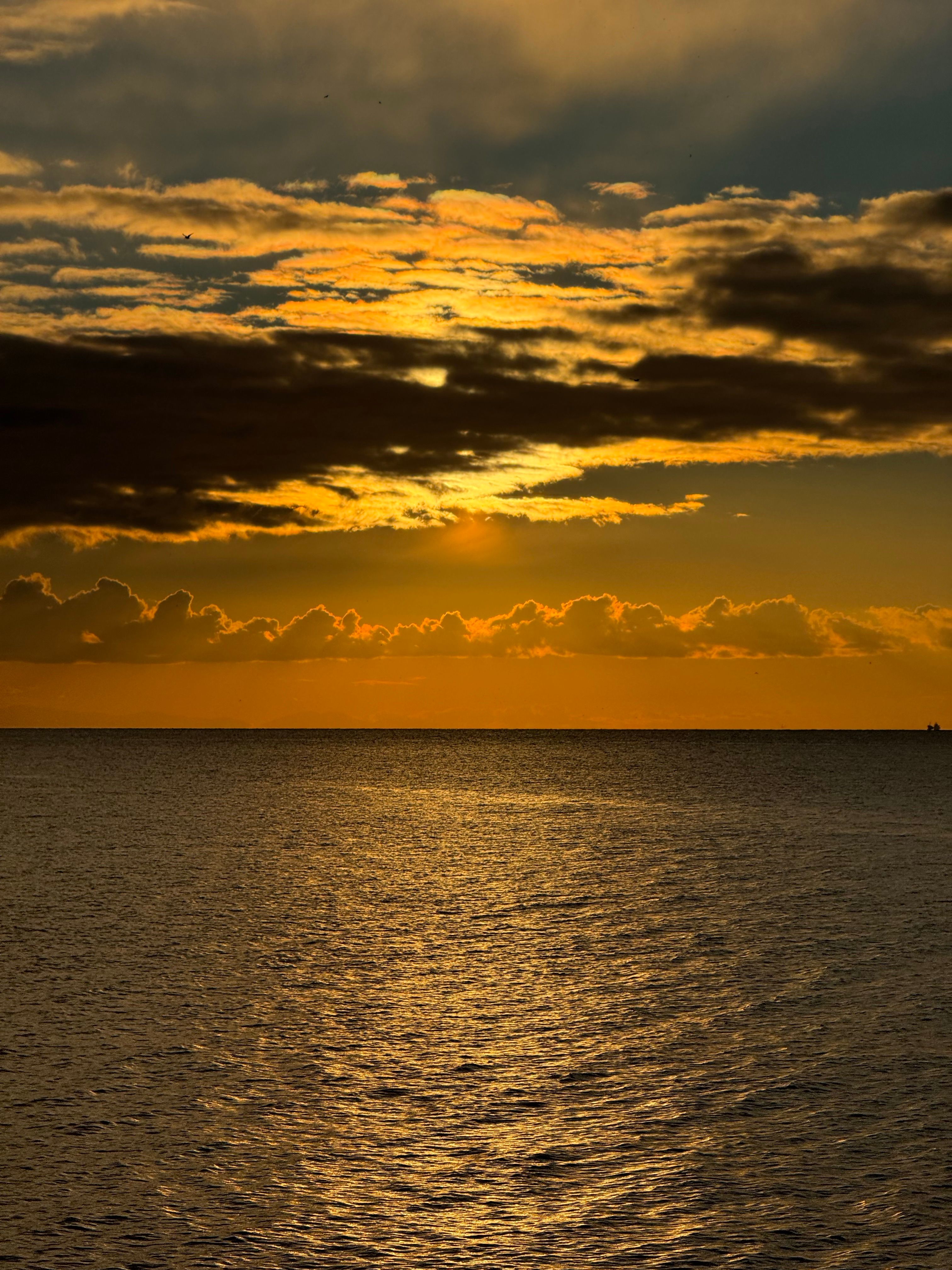 Vibrant Sunset Over Serene Ocean Waters · Free Stock Photo