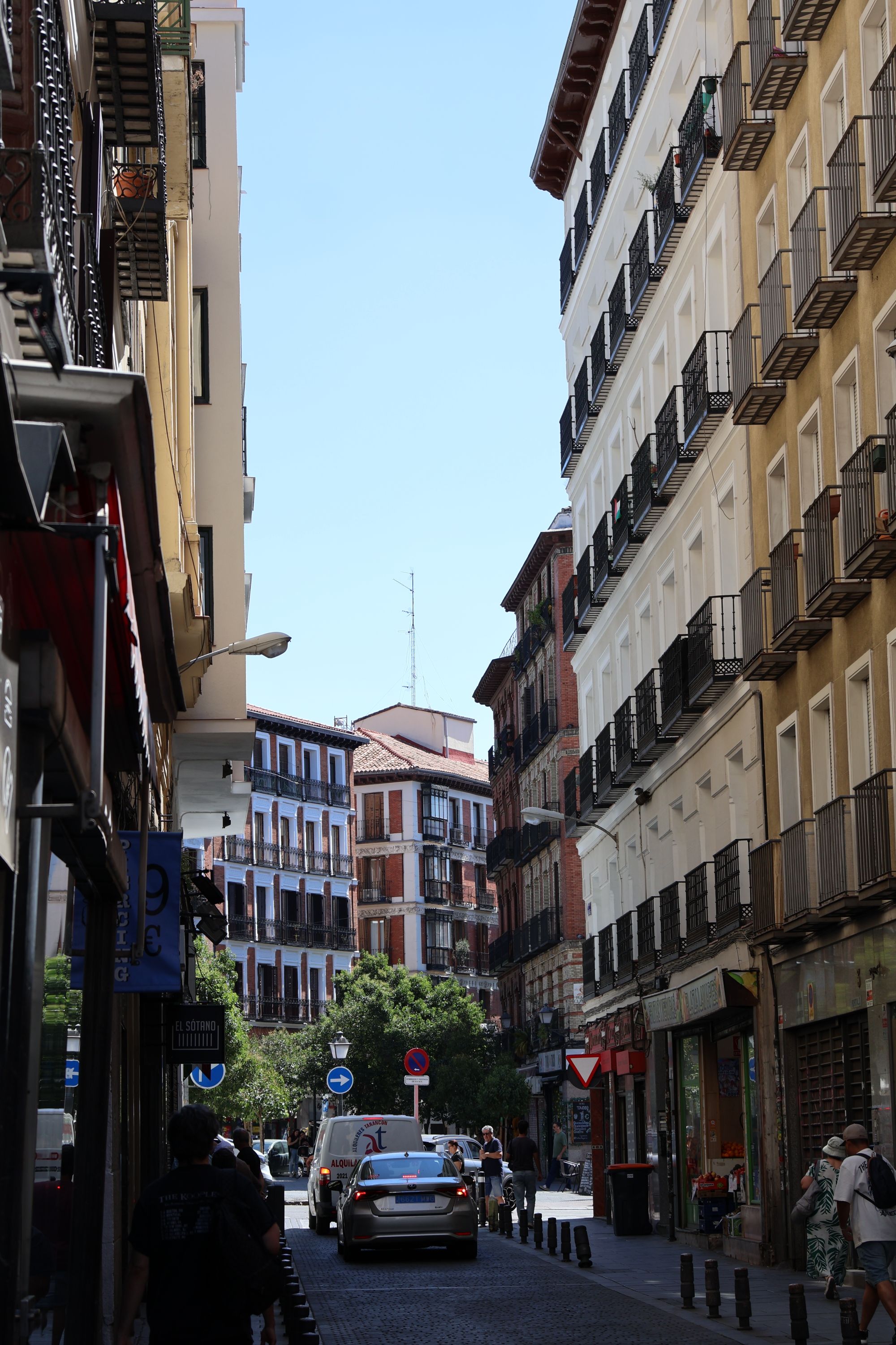 Calle con edificios de viviendas