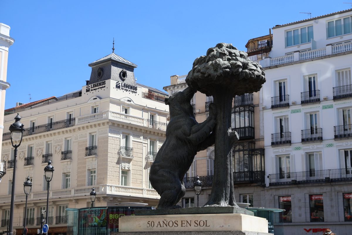 Statuia ursului si a arborelui de capsuni, simbolul Madridului
