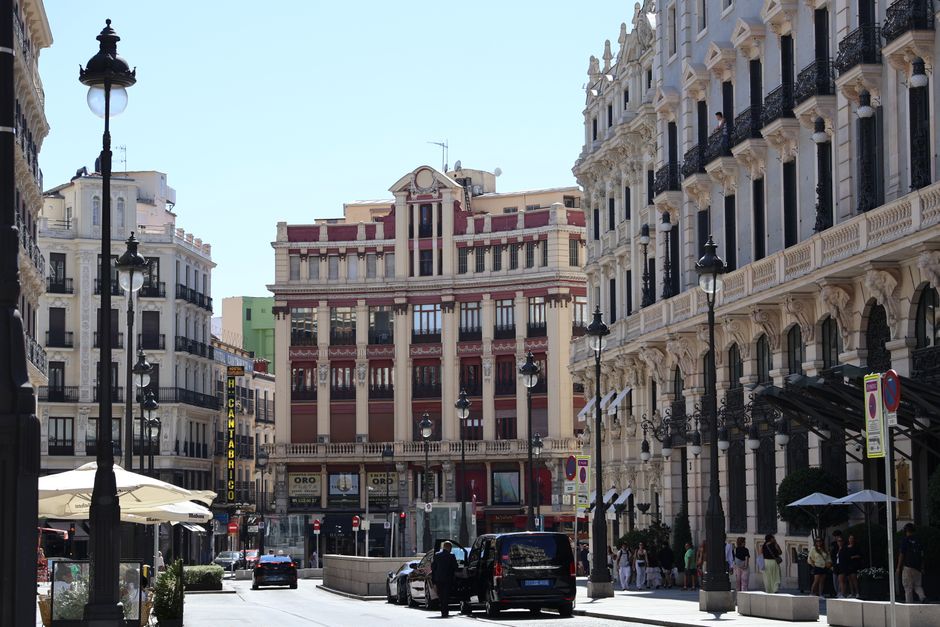 Hermosa calle de ciudad europea con arquitectura clásica y bulliciosa vida urbana.