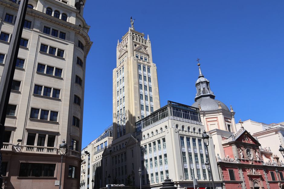 Vista panorámica de edificios históricos en el vibrante paisaje urbano de Madrid con cielos despejados.
