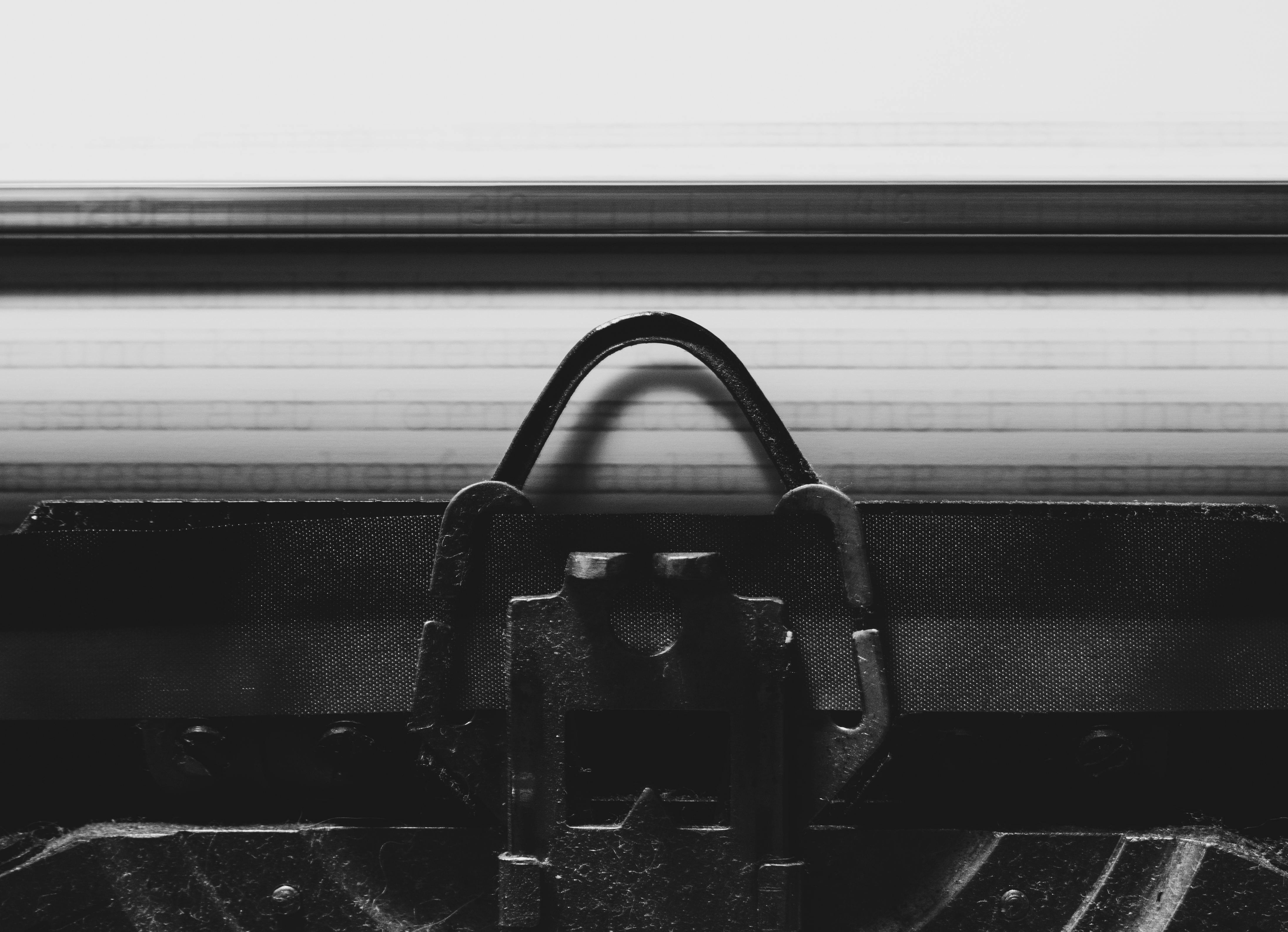 Gratuit Prim-plan al unei mașini de scris vintage, monocrome, care surprinde esența scrierii creative. Fotografie de stoc