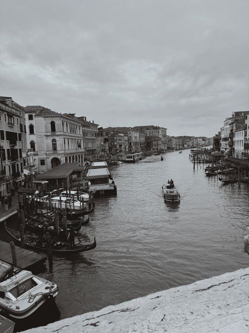 Free Elegant view of Venice's Grand Canal, capturing classic architecture and boats. Stock Photo
