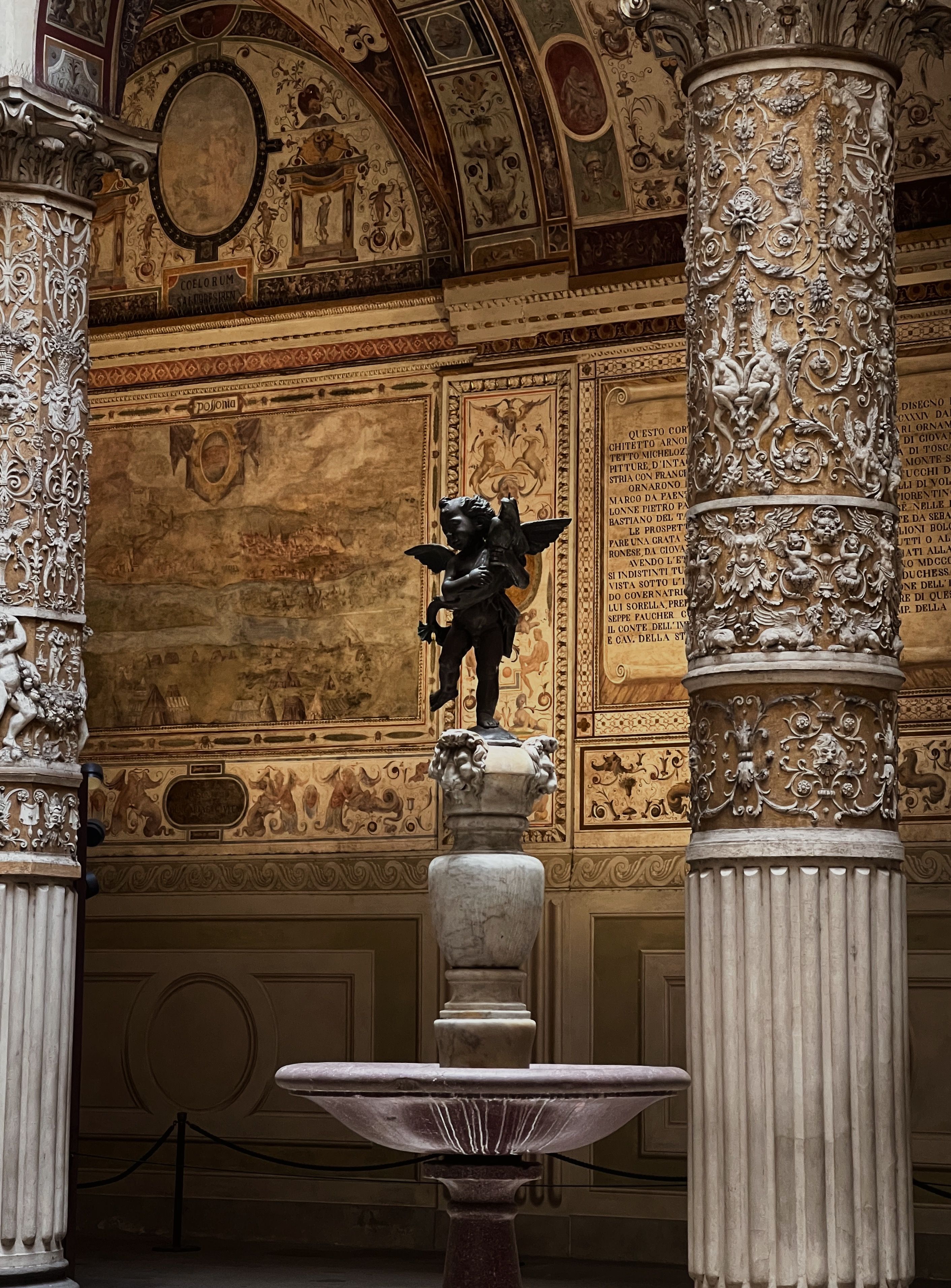 Renaissance Sculpture in Ornate Tuscany Courtyard · Free Stock Photo