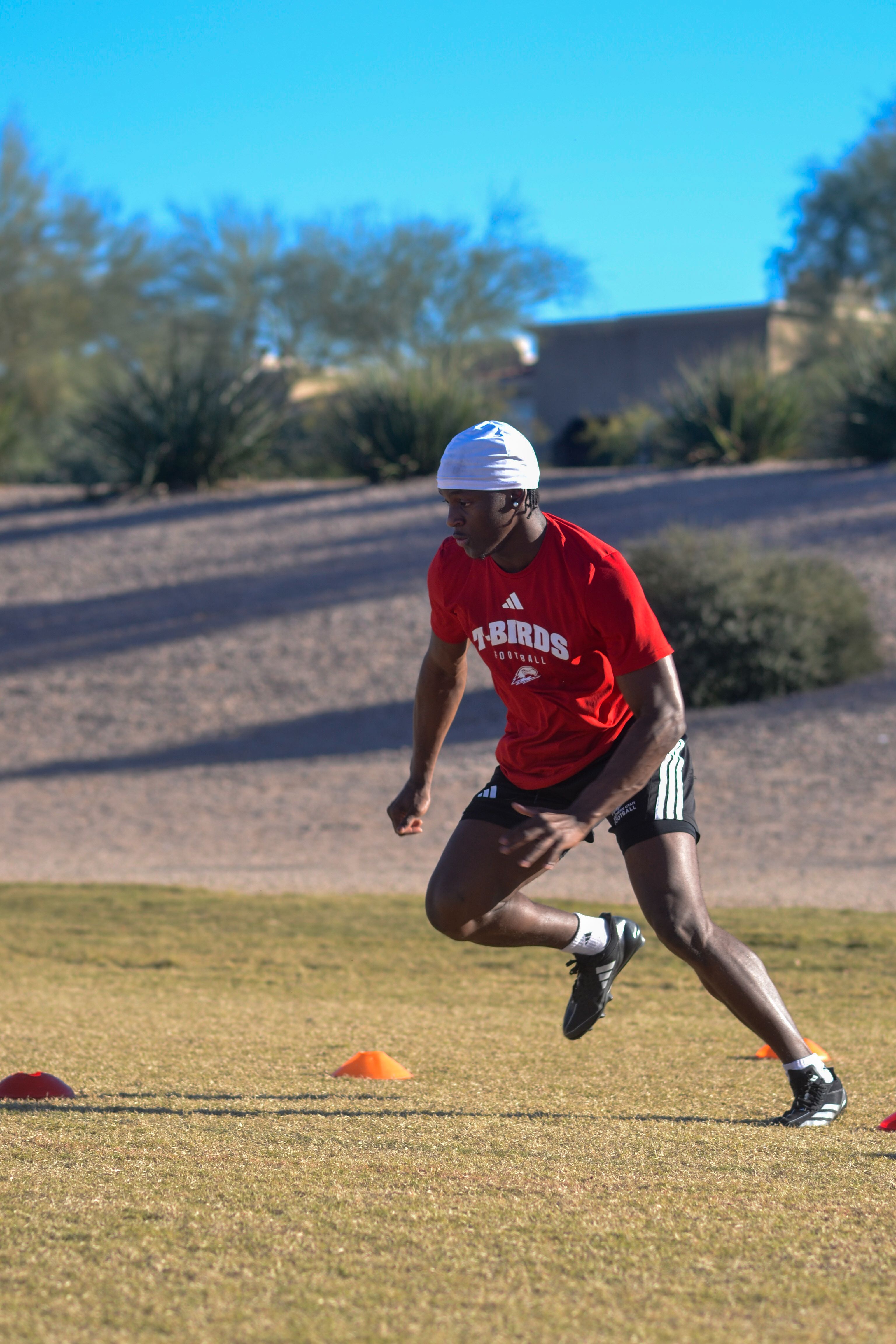 Young Athlete Training in Scottsdale's Sunny Outdoors · Free Stock Photo