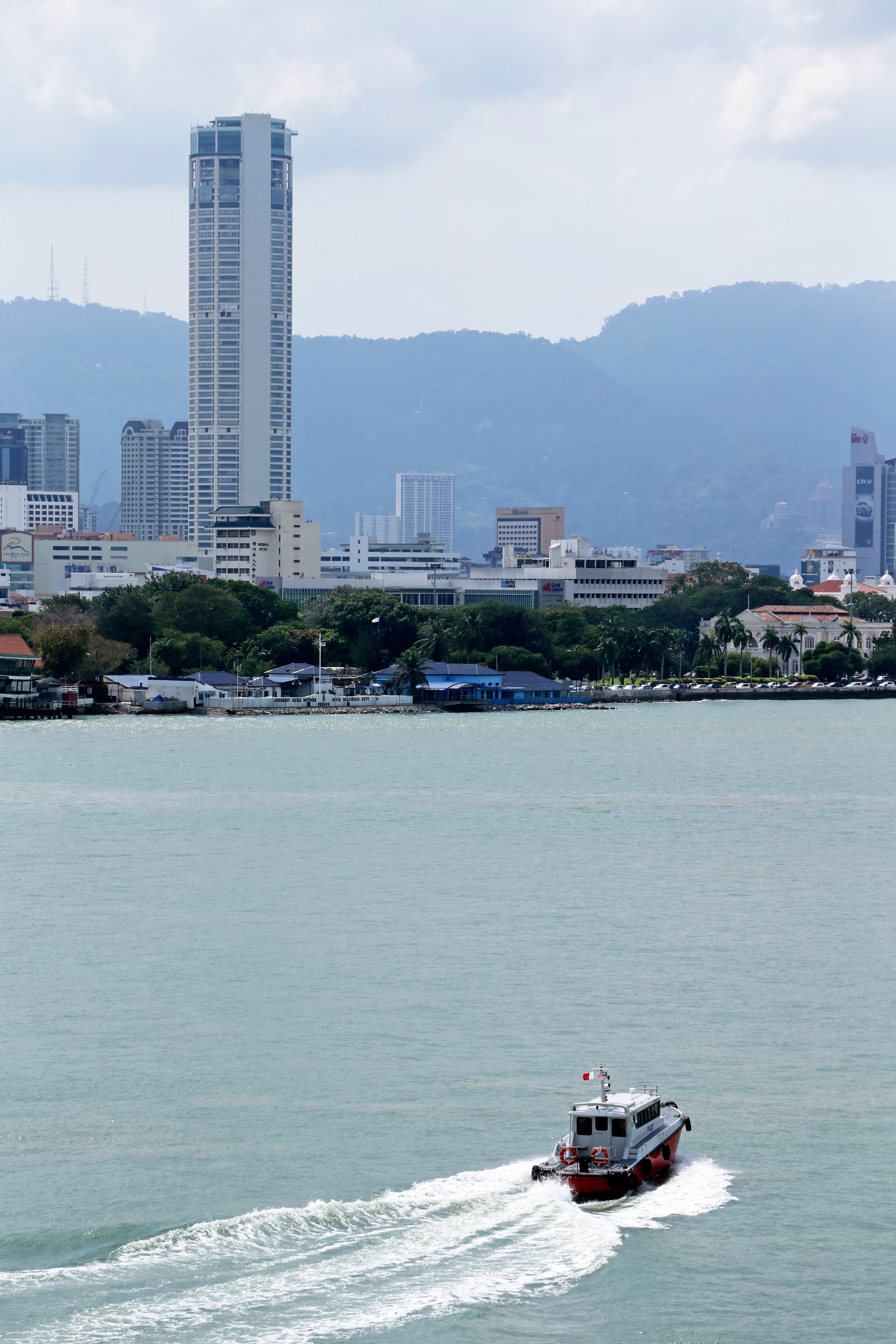 Scenic view of George Town waterfront with boat · Free Stock Photo