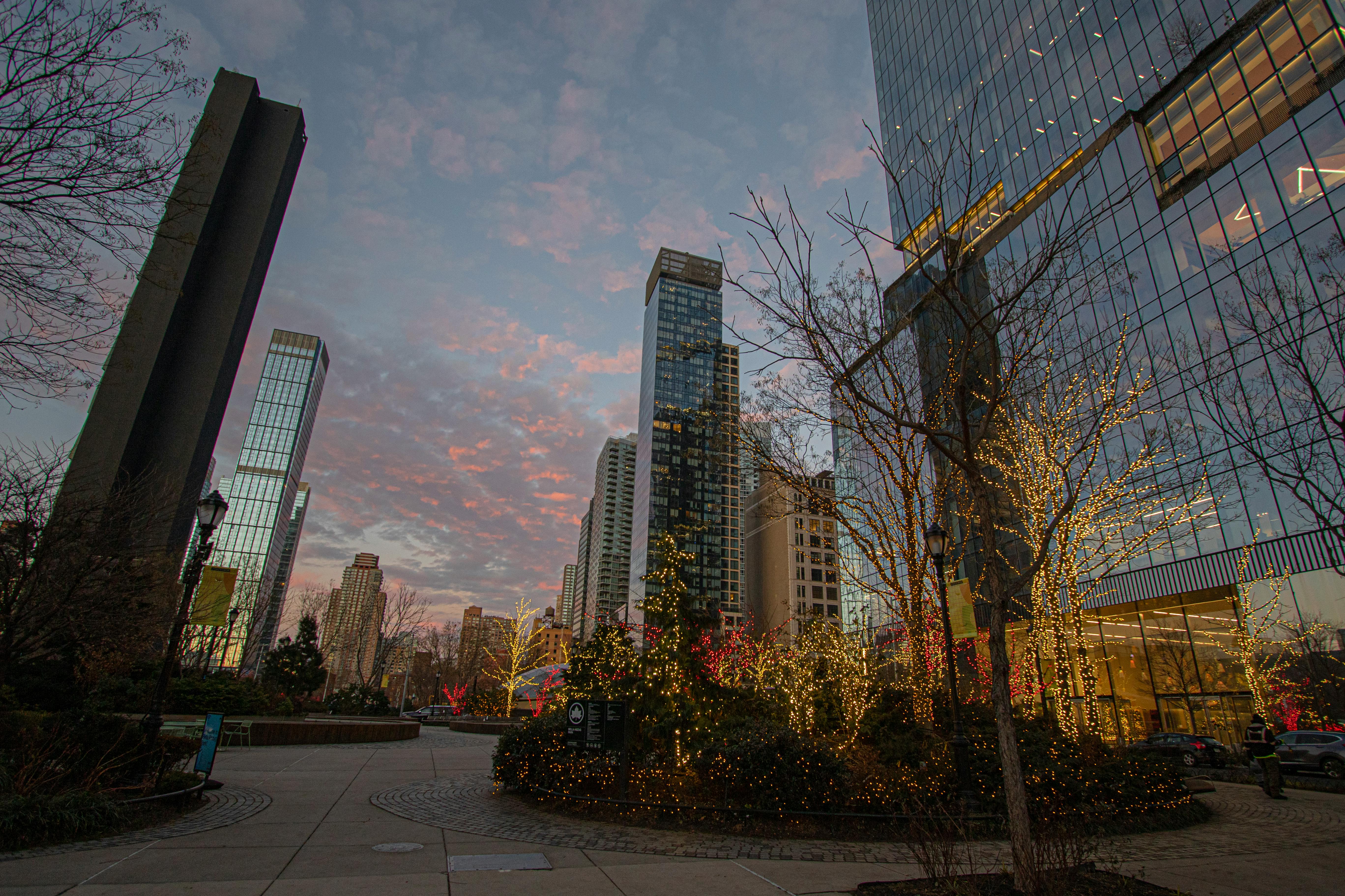 Zadarmo Malebný výhľad na newyorské mrakodrapy počas západu slnka, ozdobené slávnostnými sviatočnými svetlami. Fotka z fotobanky