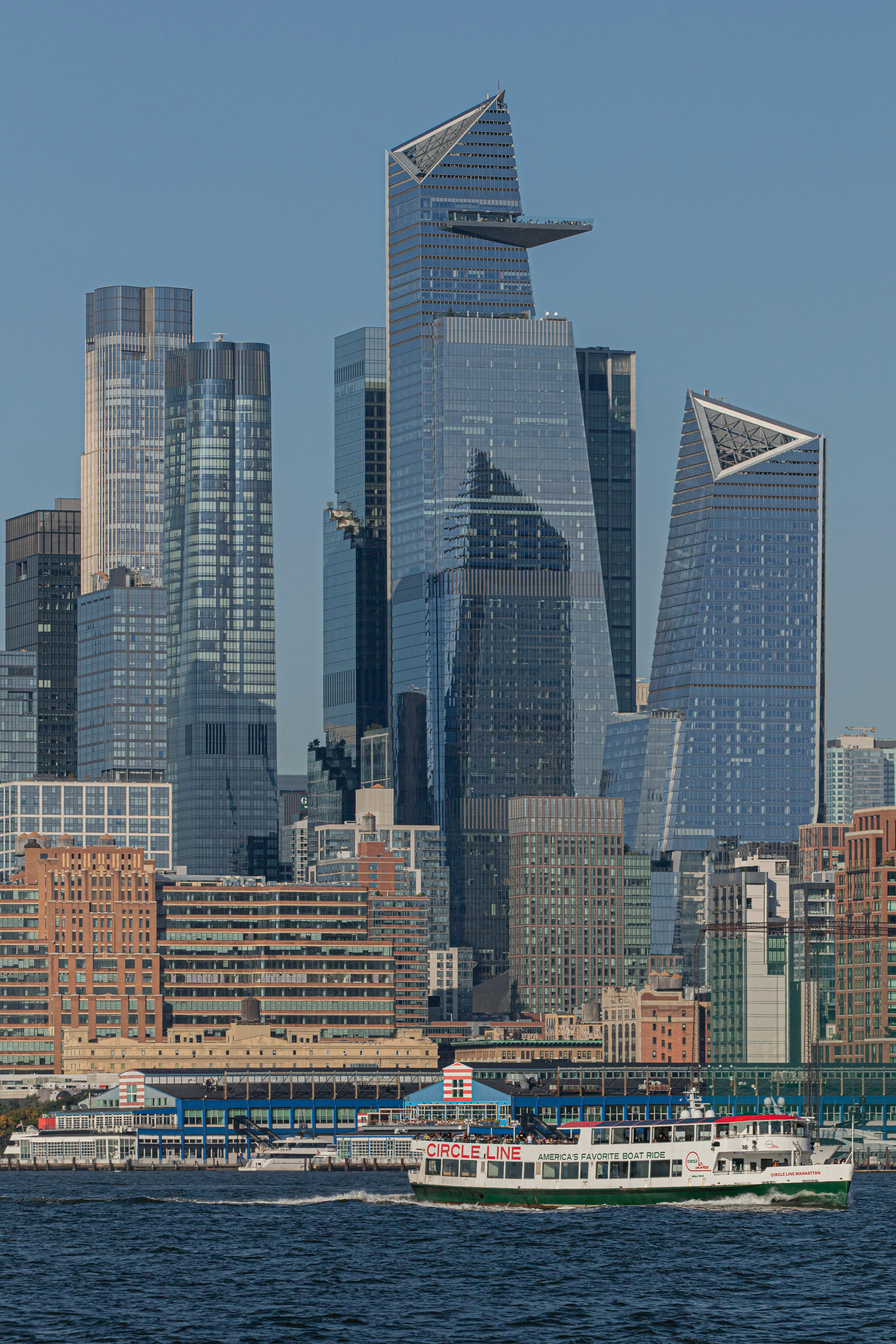 Zadarmo Dramatický výhľad na mrakodrapy Hudson Yards s trajektom na rieke Hudson. Fotka z fotobanky