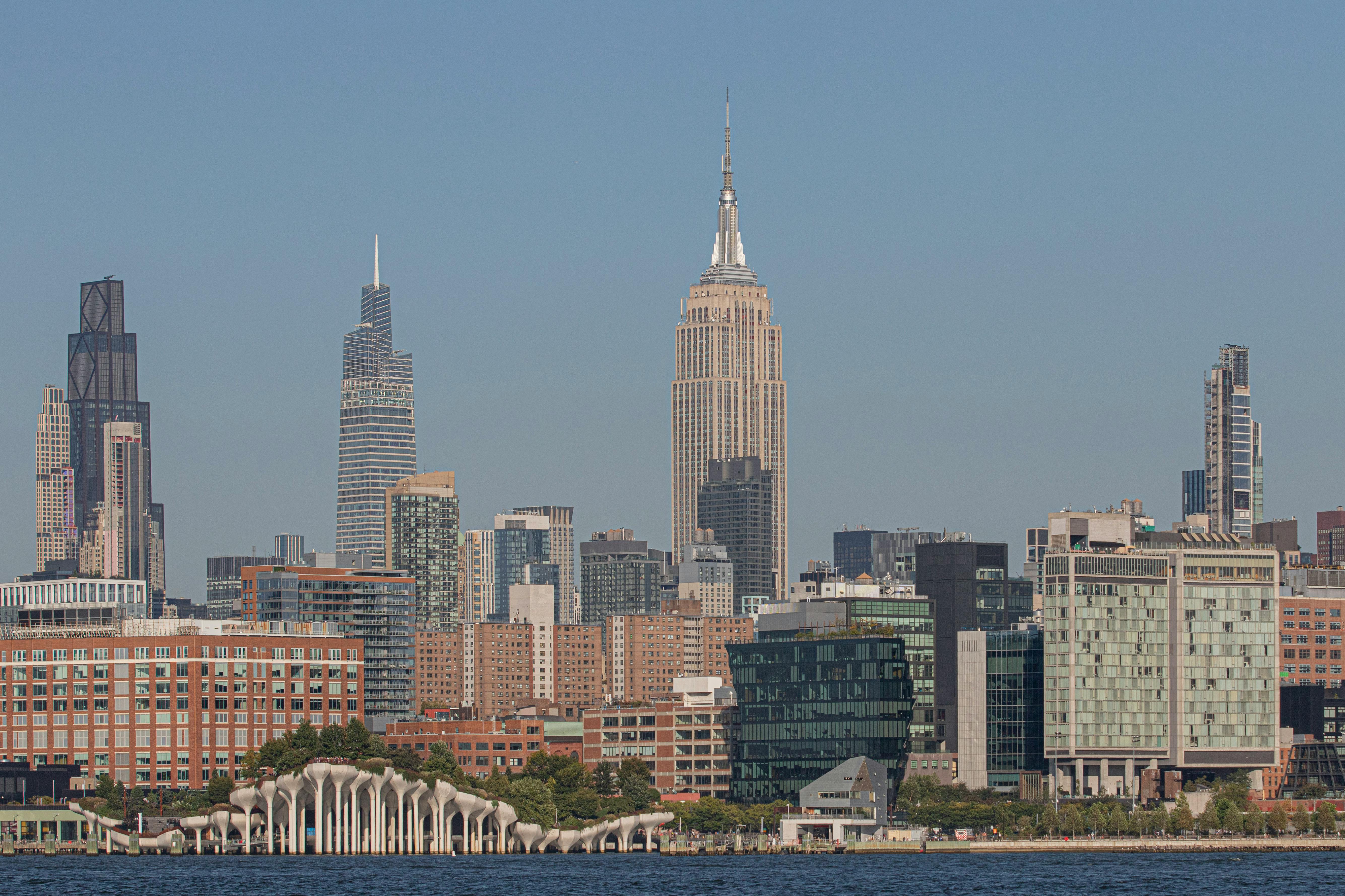 Zadarmo Preskúmajte ikonickú panorámu New Yorku s výhľadom na Empire State Building. Fotka z fotobanky