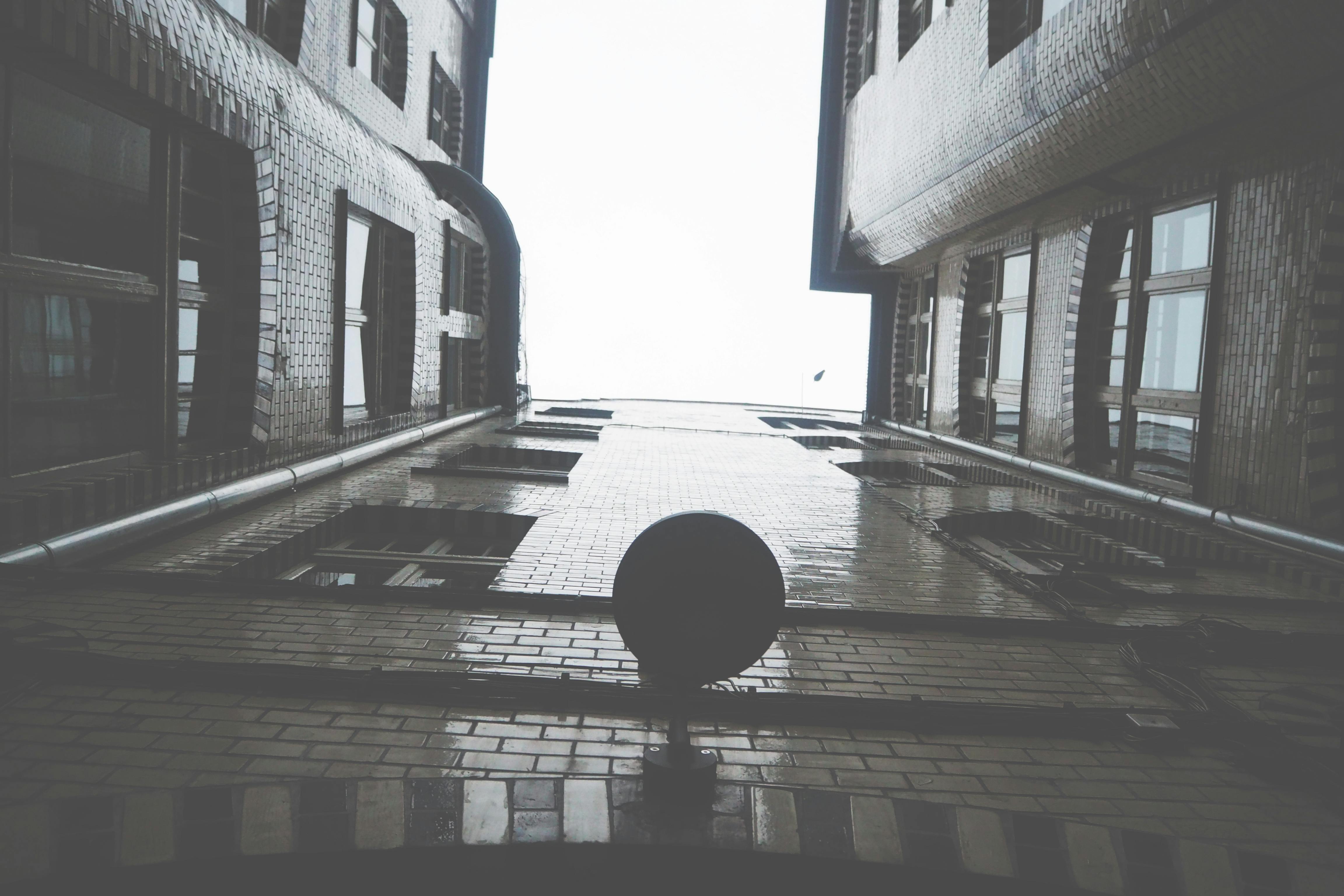 低角度拍摄的城市建筑，以反光砖墙和窗户为特色