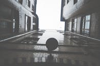 低角度拍摄的城市建筑，以反光砖墙和窗户为特色