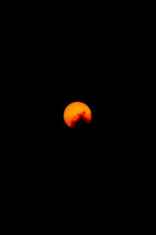 天空中的橙色月亮