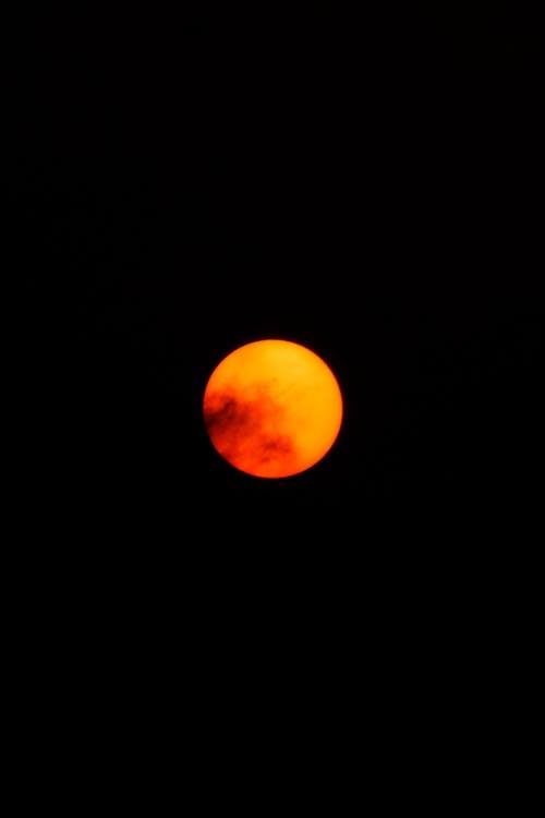 Lune Orange Dans Le Ciel Nocturne Sombre