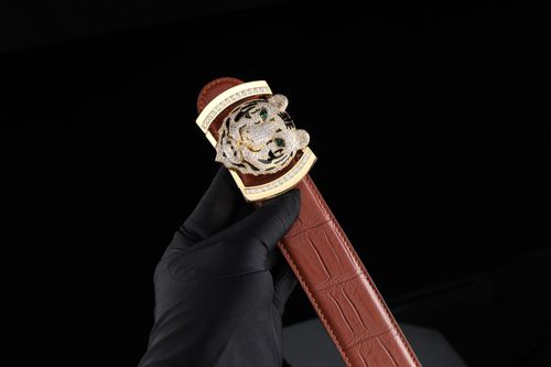 Free Luxury brown leather belt with diamond tiger buckle, perfect for fashion and style enthusiasts. Stock Photo