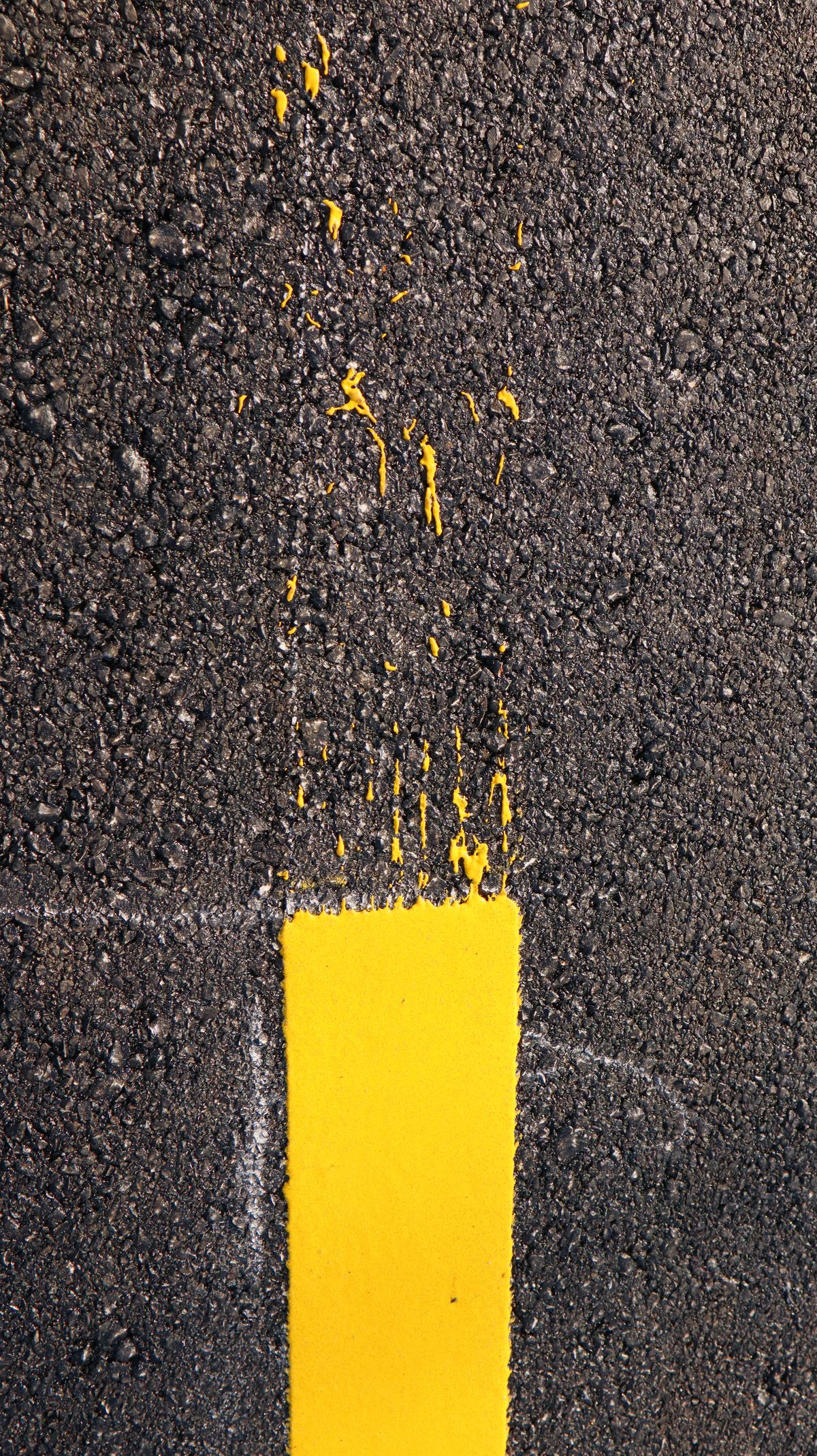 Demarcación vial — línea de pintura termoplástica en ruta