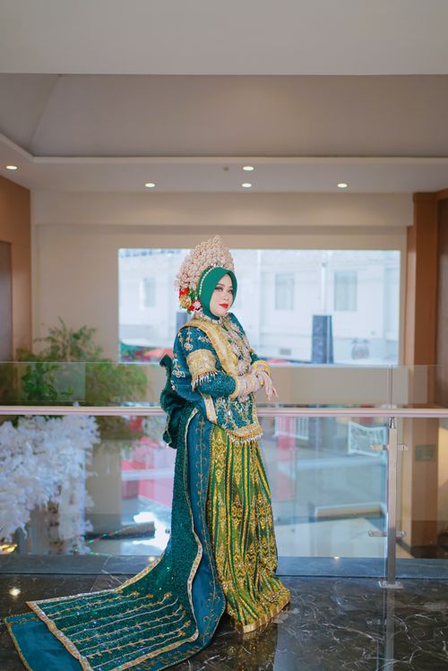 Free Elegant Indonesian bride wearing traditional Makassar wedding attire indoors. Stock Photo