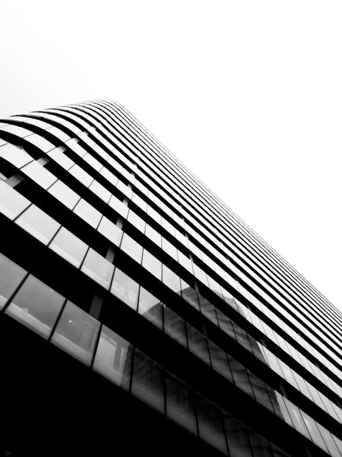 Foto stok gratis Arsitektur modern, gedung menara, grayscale