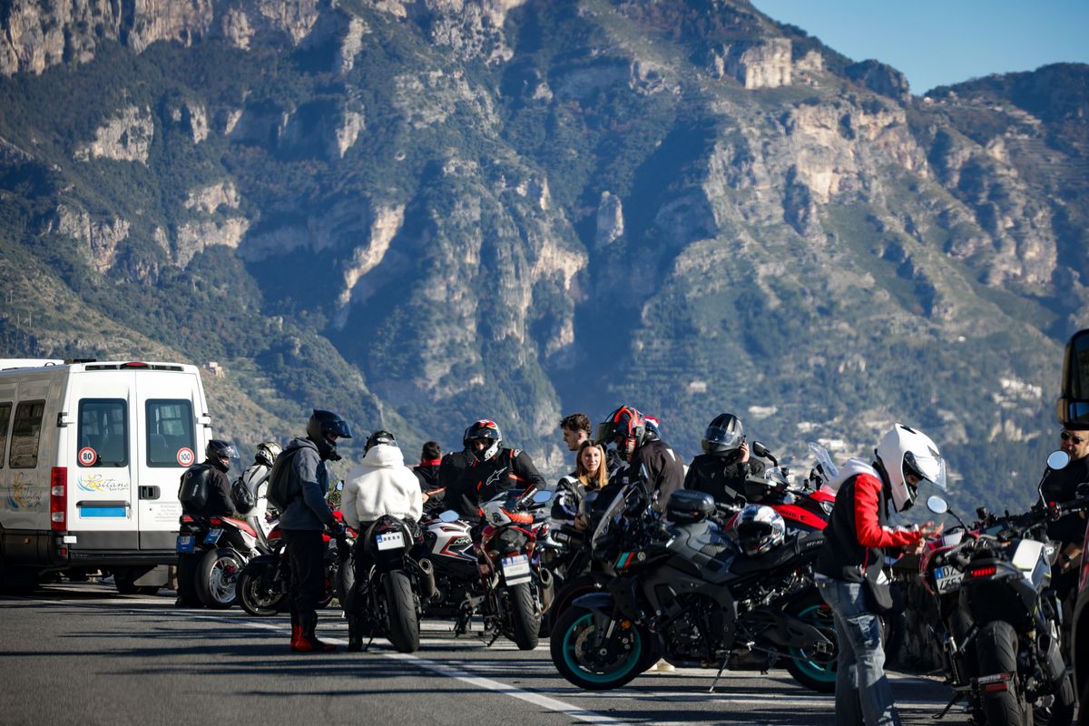 Grup de motociclisti opriti la marginea unui drum de munte