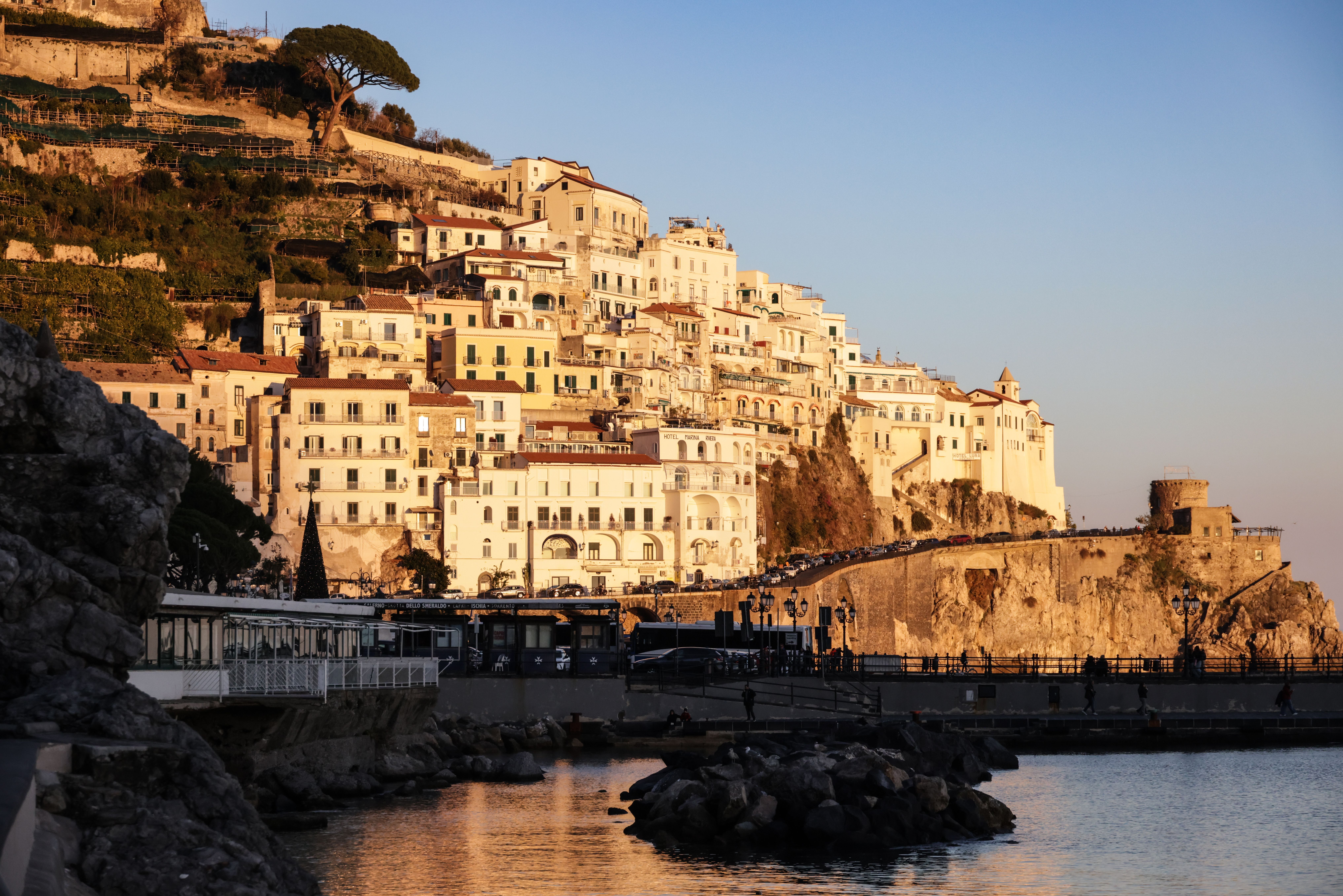 Persona feliz sosteniendo su pasaporte italiano reconocido después del trámite de ciudadanía por descendencia