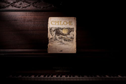 木製ピアノのクローズアップ写真