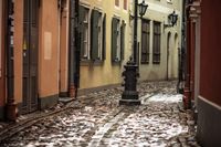 Cobblestone street fountain, photo by Alexander Popadin on Pexels