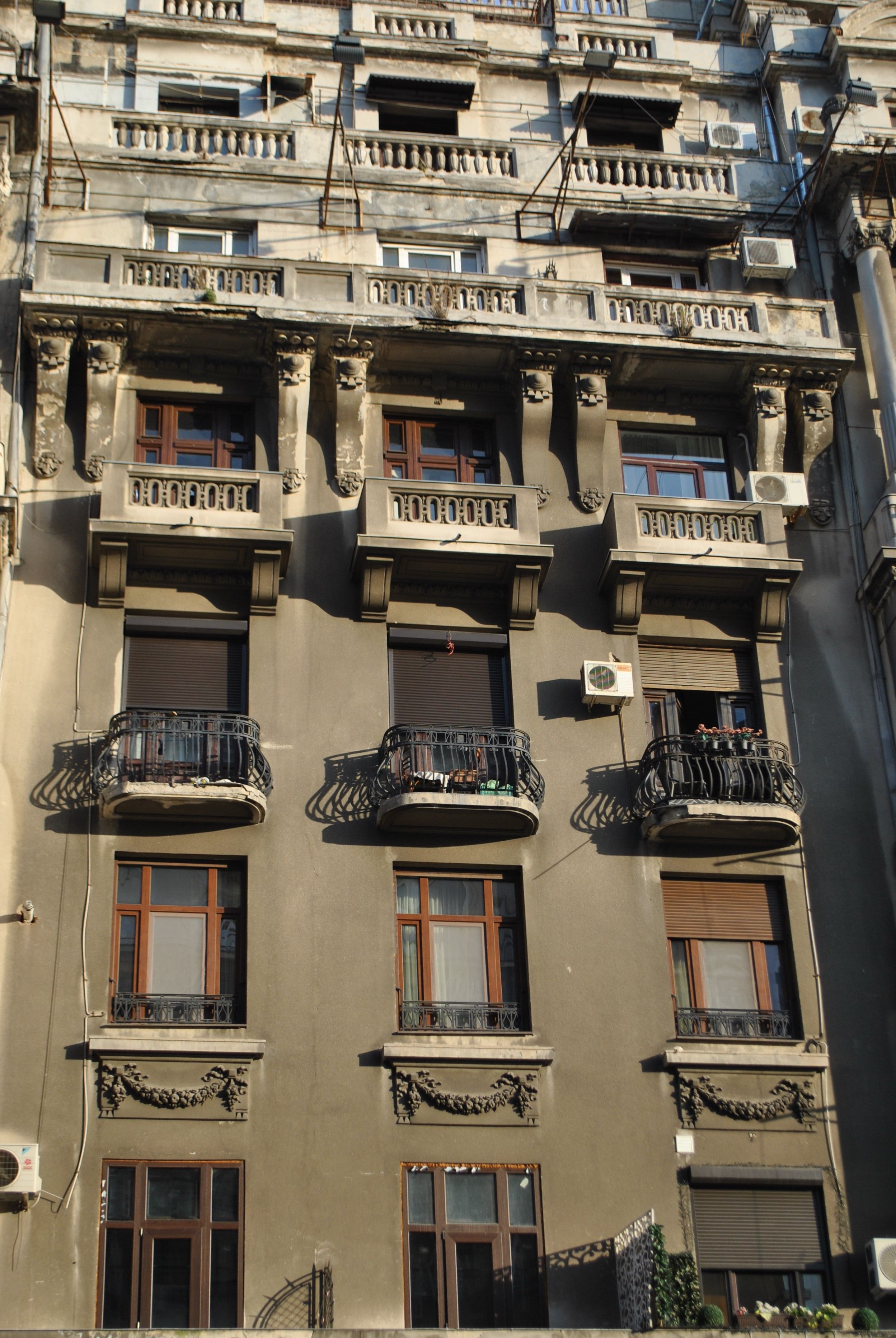 Elegant Historic Urban Apartment Building Facade · Free Stock Photo